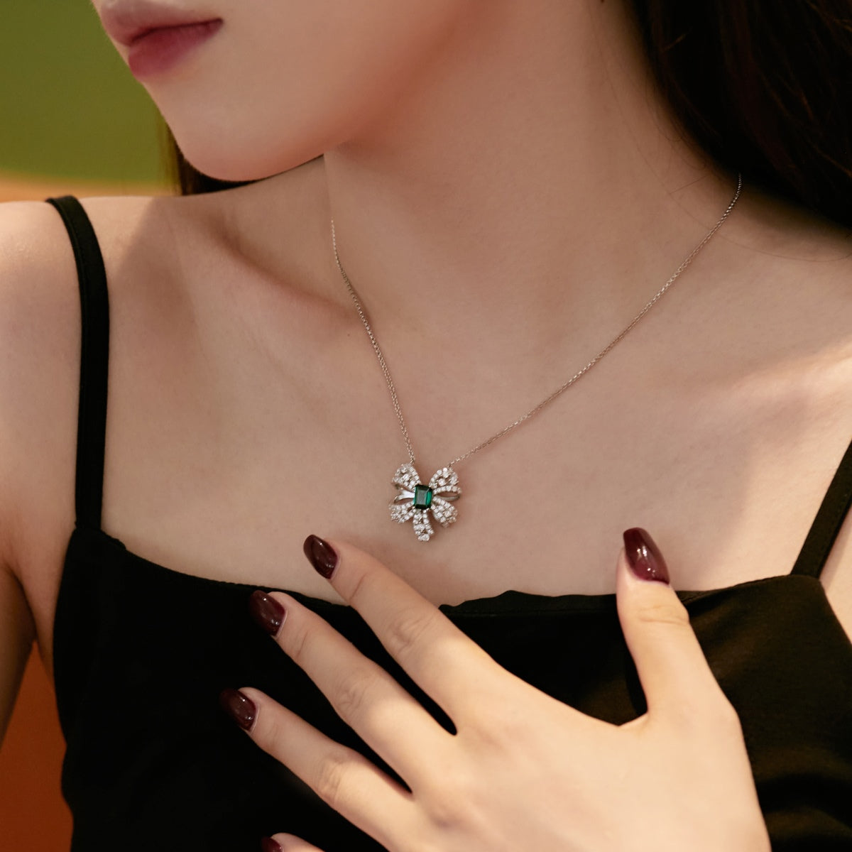 [Noble Jewelry]Luxurious Flower Shape Emerald Cut Necklace