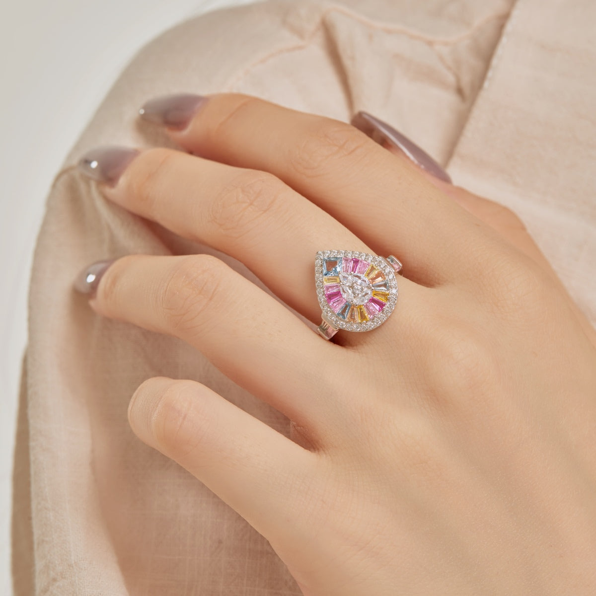 [Noble Jewelry]Elegant Colorful Water Drop Shape Banquet Ring