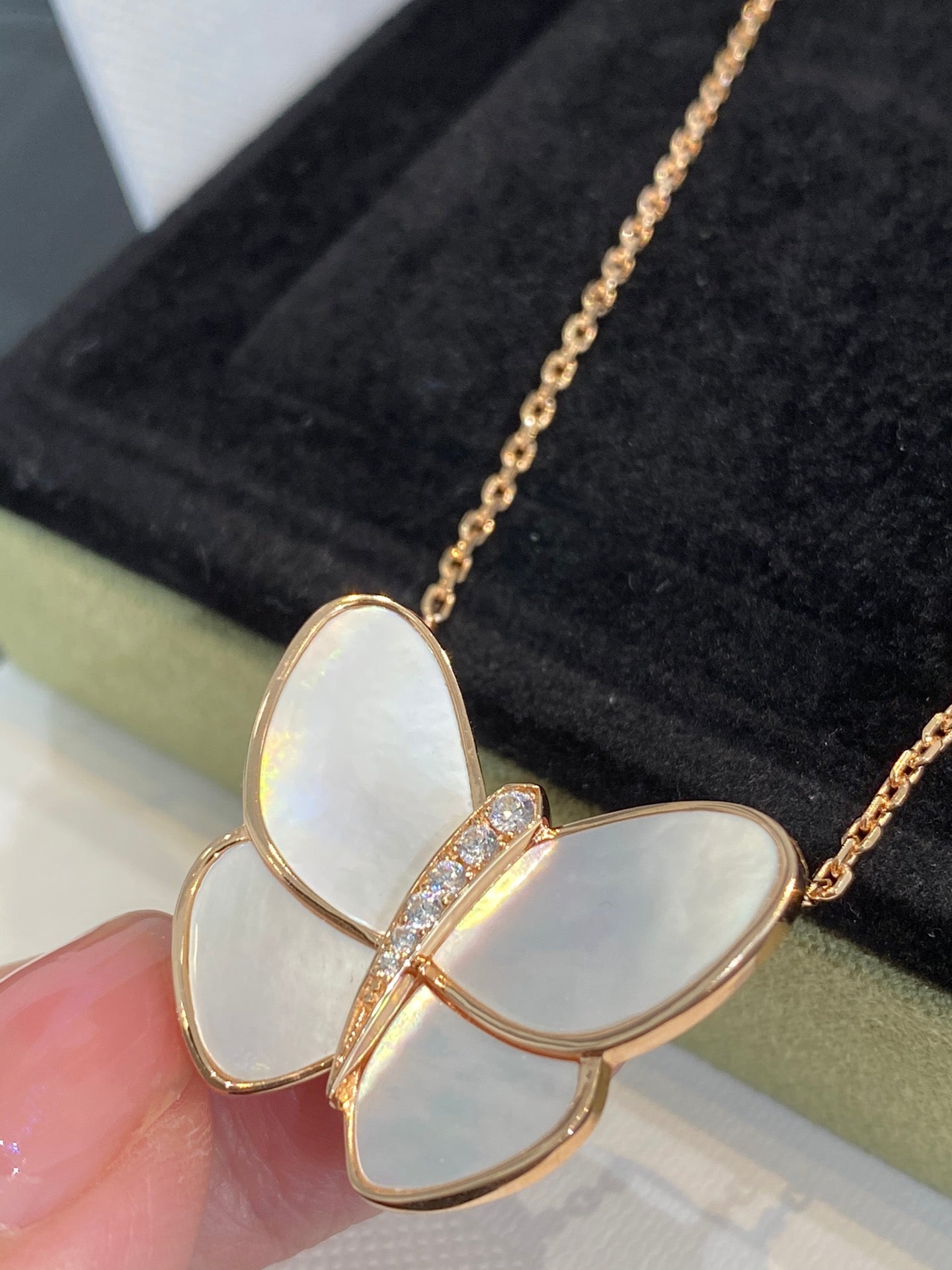 [Noble Jewelry]BUTTERFLY GOLD MOP DIAMOND NECKLACE