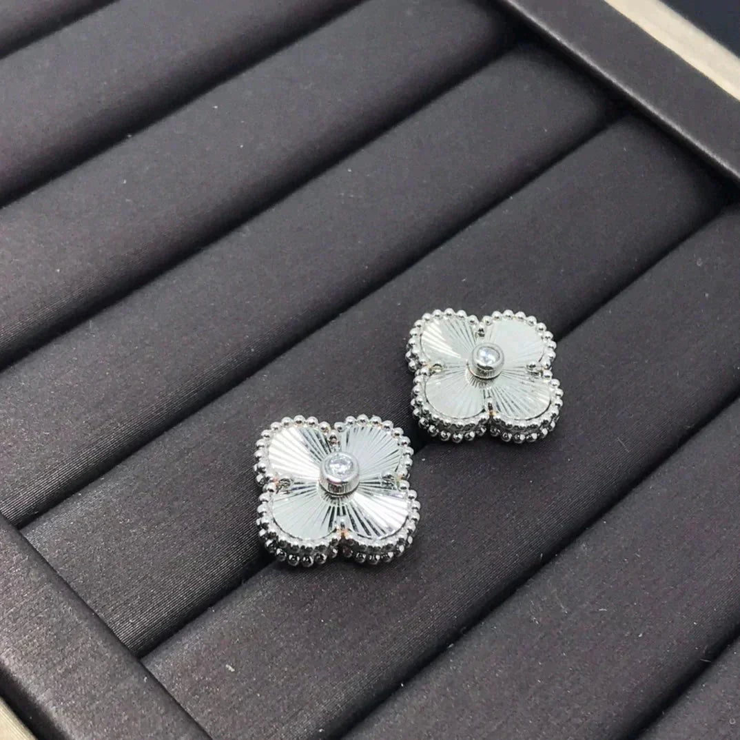 [Noble Jewelry]CLOVER MINI 9.5MM LASER EARRINGS