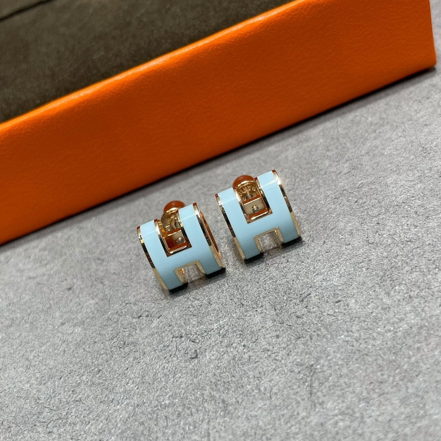 [Noble Jewelry]POP H SKY BLUE STUD EARRINGS