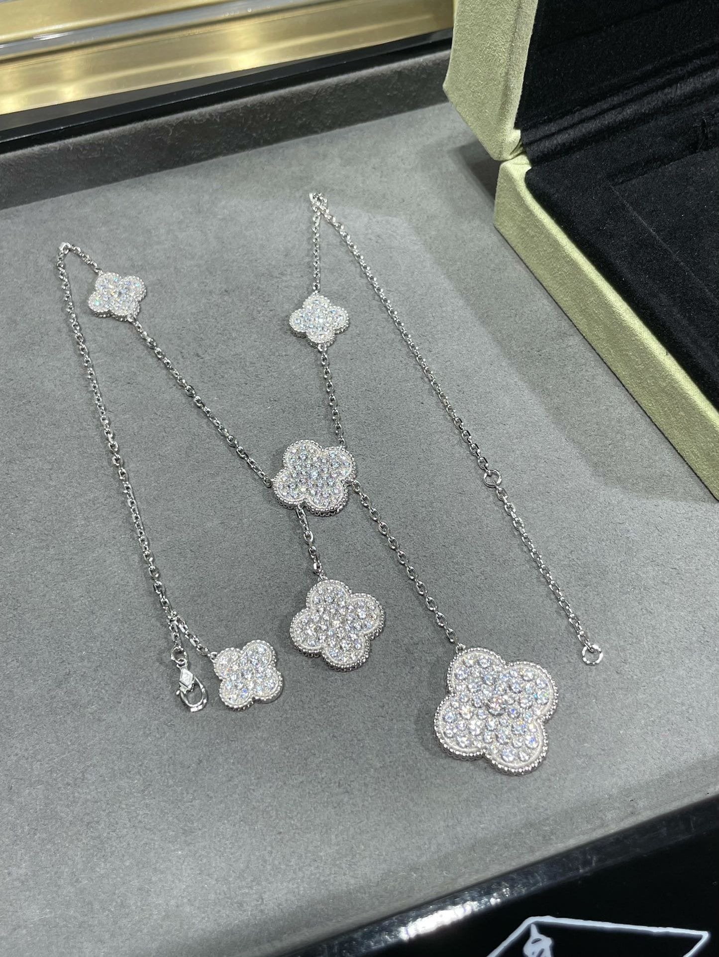 [Noble Jewelry]CLOVER 6 MOTIF DIAMOND PAVED NECKLACE