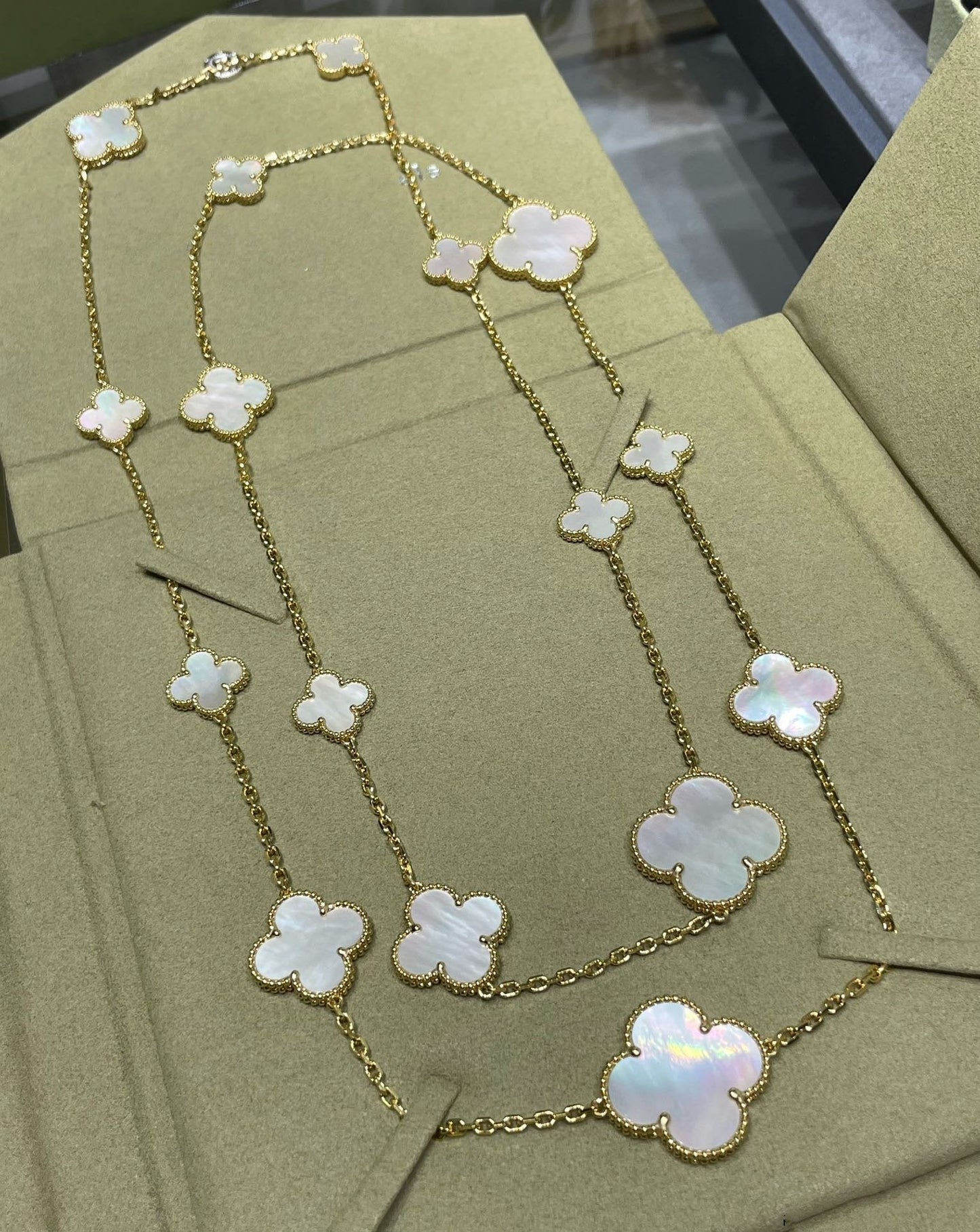 [Noble Jewelry]CLOVER 16 MOTIF WHITE MOP GOLD NECKLACE