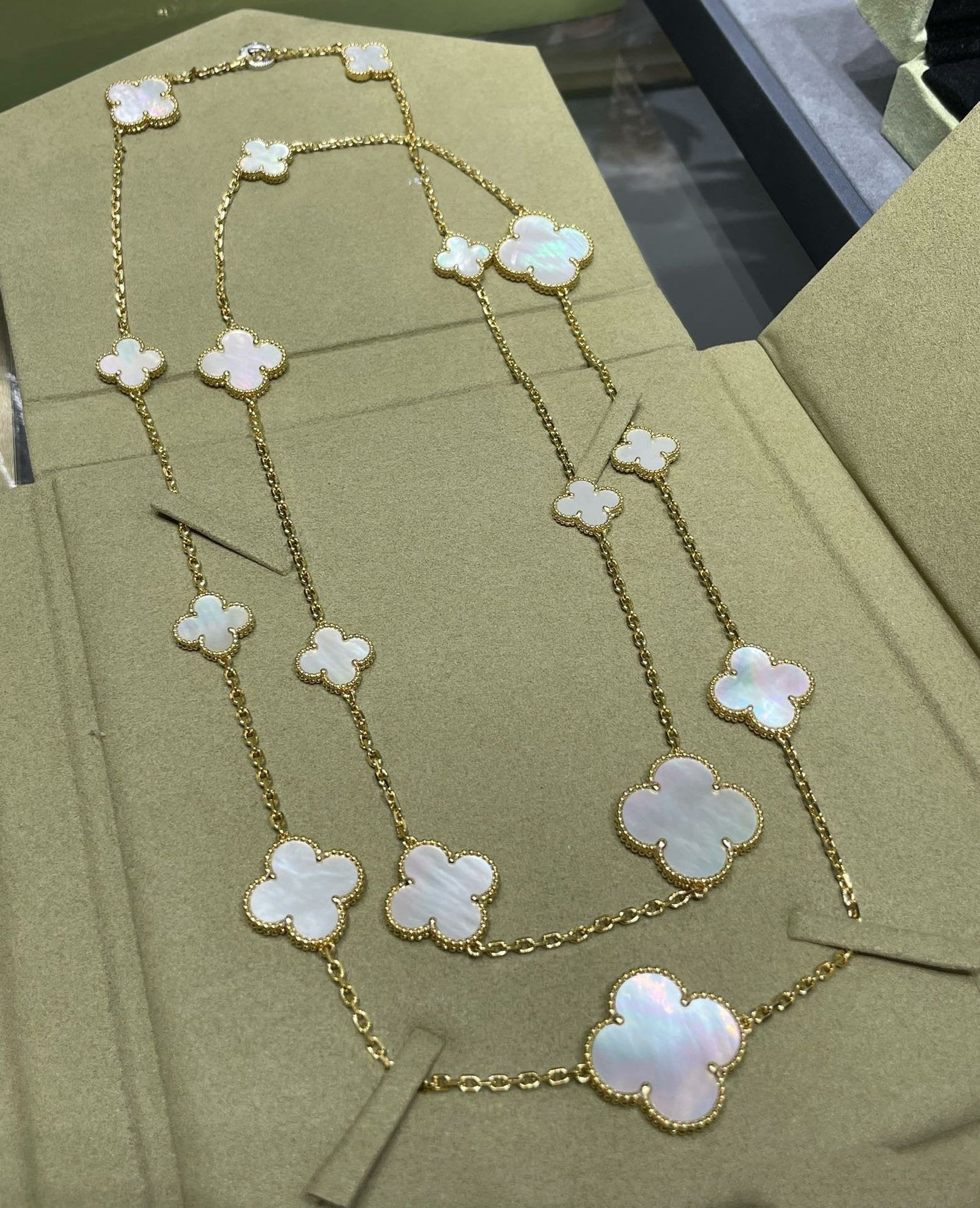 [Noble Jewelry]CLOVER 16 MOTIF WHITE MOP GOLD NECKLACE