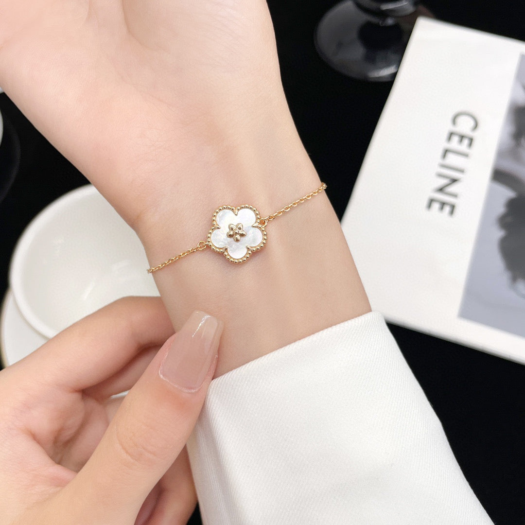 [Noble Jewelry]LUCKY WHITE MOP PLUM BLOSSOM  BRACELET