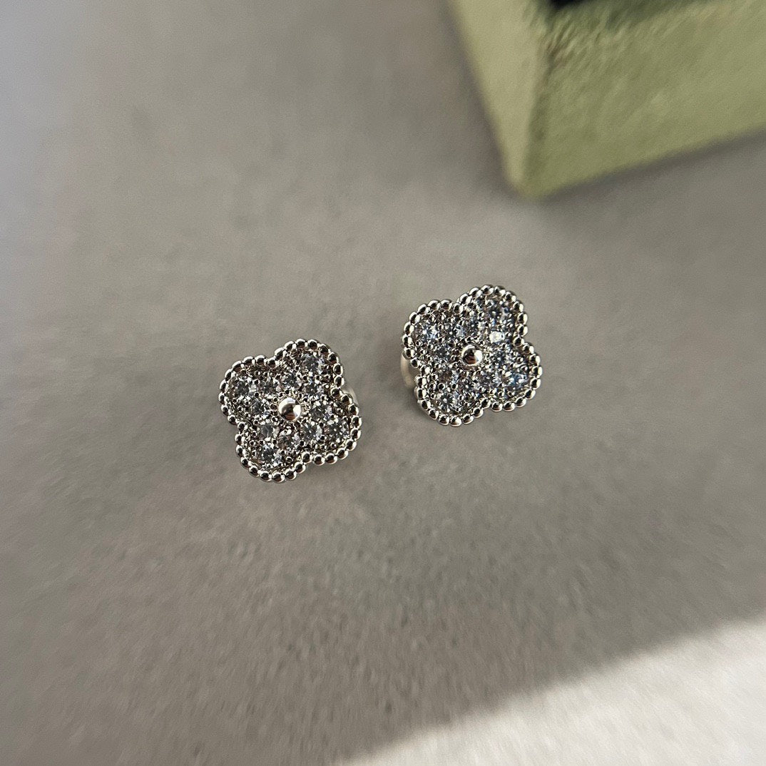 [Noble Jewelry]CLOVER MINI DIAMOND STUD EARRINGS